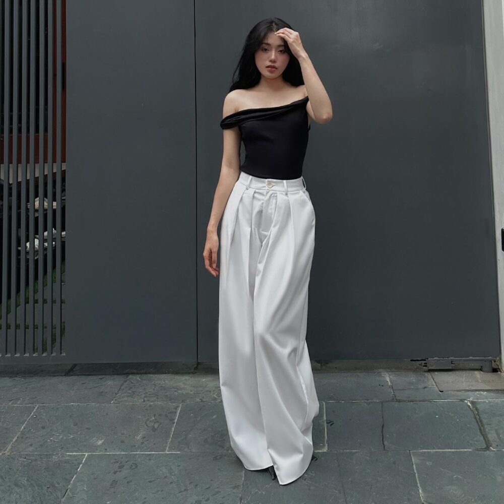 Off-Shoulder Black Fitted Top – Elegant Minimal Streetwear